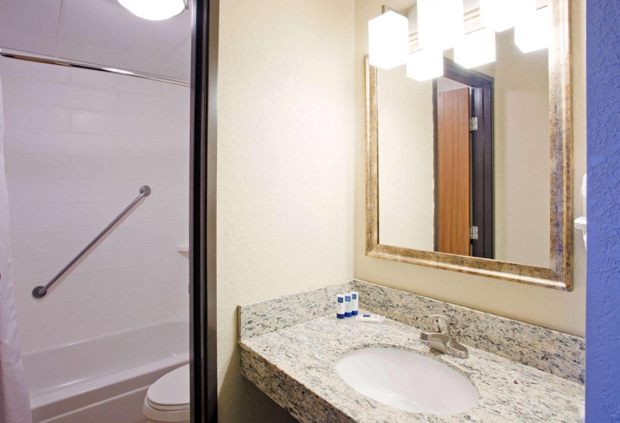 Americinn By Wyndham Alexandria Bagian luar foto